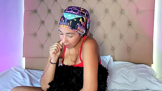 EmmaLawrence  online show from December 22, 7:11 pm