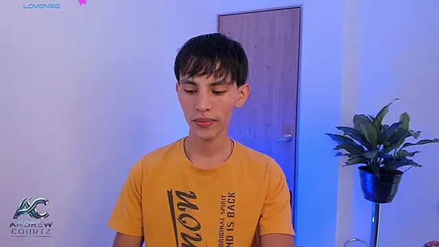 Snapshot of andrew_courtzz chatting on June 11, 6:39 pm andrew courtzz online show from June 11, 6:39 pm