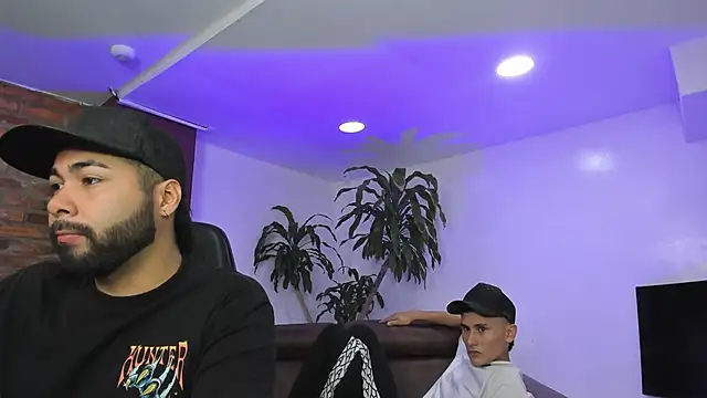 HotThreesoome online show from December 14, 1:16 pm