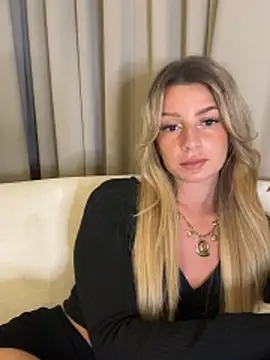 lilavv online show from December 15, 1:26 pm