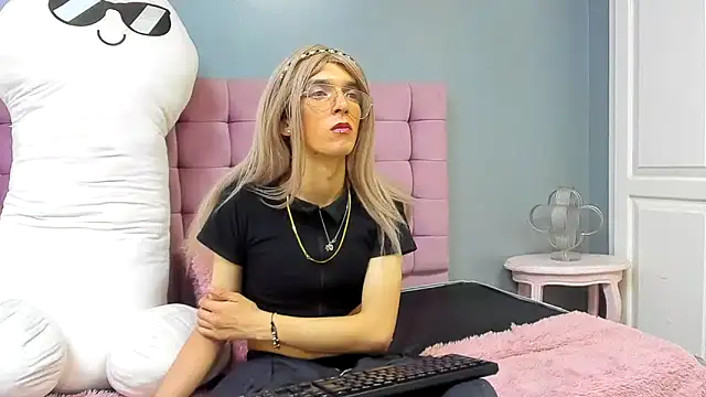 Lis Pearson online show from March 6, 1:35 am