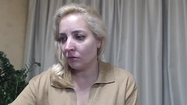 Snapshot of sweetpussy chatting on October 25, 1:51 pm sweetpussy online show from October 25, 1:51 pm