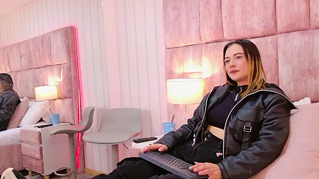 Snapshot of HeatherHazell chatting on December 16, 3:00 am HeatherHazell online show from December 16, 3:00 am