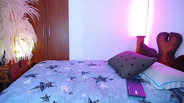 Snapshot of mishelolaya_ chatting on December 14, 11:20 pm mishelolaya online show from December 14, 11:20 pm