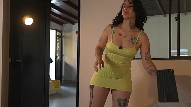 Snapshot of Estefania_Velez chatting on June 18, 9:52 pm Estefania Velez online show from June 18, 9:52 pm