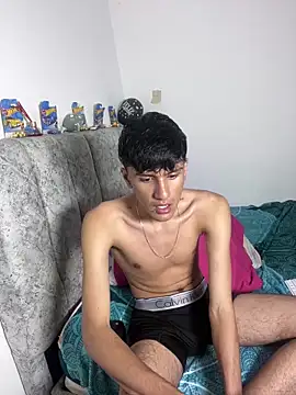 Snapshot of Andycillo chatting on February 15, 4:31 am Andycillo online show from February 15, 4:31 am