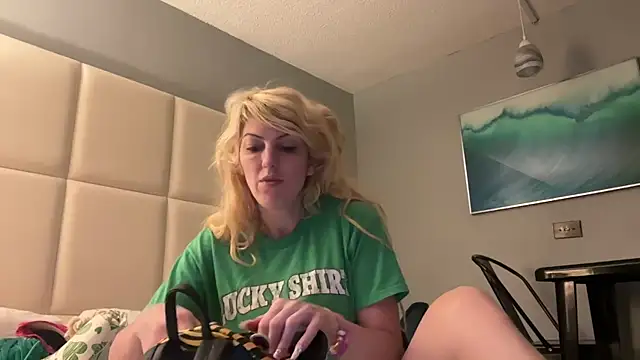 Snapshot of CelestialRuby chatting on February 5, 8:04 pm CelestialRuby online show from February 5, 8:04 pm