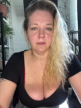 JenniferCarmen online show from June 4, 3:45 am