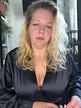 JenniferCarmen online show from June 5, 1:45 am