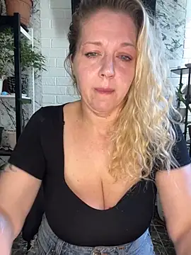 JenniferCarmen online show from June 20, 2:03 am