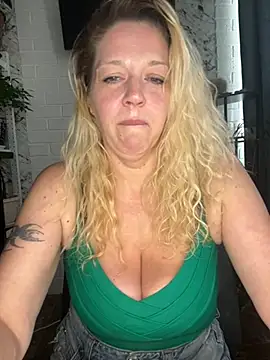 JenniferCarmen online show from July 10, 3:11 am