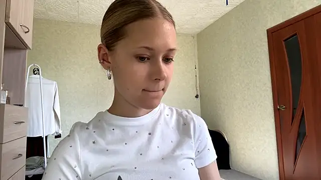 ZaidaSchwarten online show from March 14, 1:05 pm