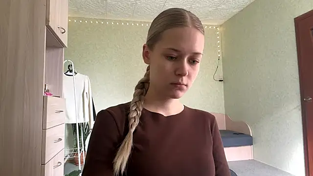 ZaidaSchwarten online show from May 1, 2:10 pm