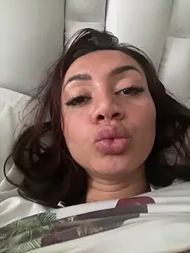 Snapshot of rebecagoldene chatting on May 4, 10:17 pm rebecagoldene online show from May 4, 10:17 pm
