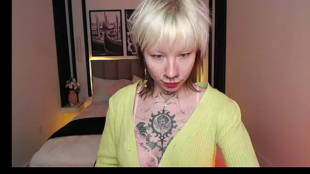 Snapshot of Luna_Hurt chatting on December 17, 1:39 pm Luna Hurt online show from December 17, 1:39 pm