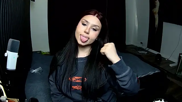 Nicole Pars online show from March 17, 1:14 pm