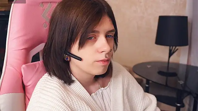 IleanaPishko online show from December 18, 7:03 am