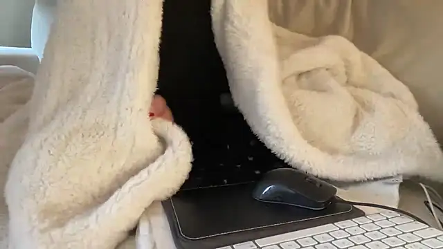 Snapshot of ijustturned18today chatting on December 18, 10:43 am ijustturned18today online show from December 18, 10:43 am