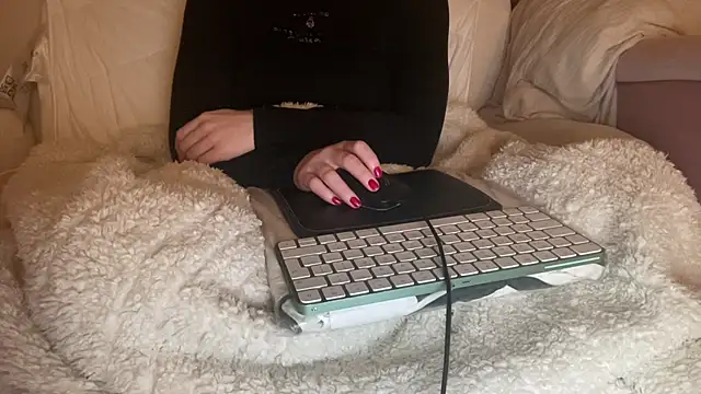 Snapshot of ijustturned18today chatting on January 19, 6:17 am ijustturned18today online show from January 19, 6:17 am