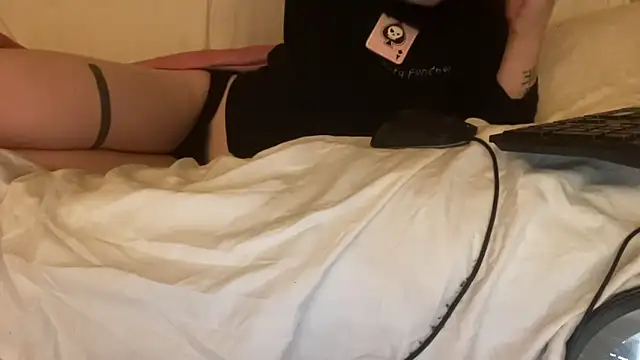 Snapshot of ijustturned18today chatting on February 18, 8:27 pm ijustturned18today online show from February 18, 8:27 pm