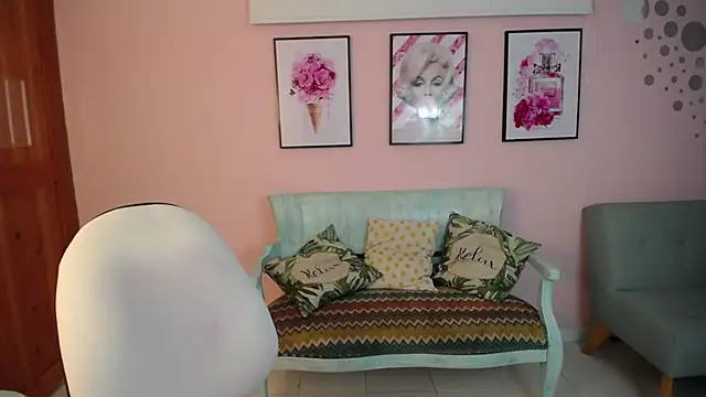 Snapshot of lil_vany chatting on December 15, 12:31 pm lil vany online show from December 15, 12:31 pm