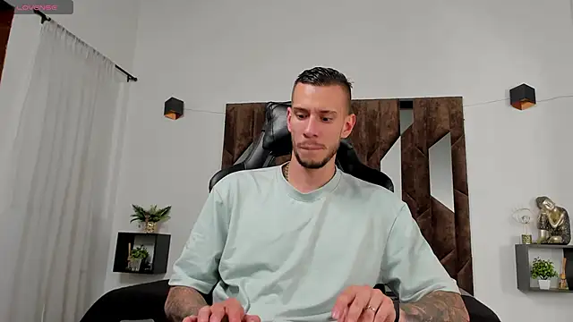J king   online show from April 29, 9:32 pm
