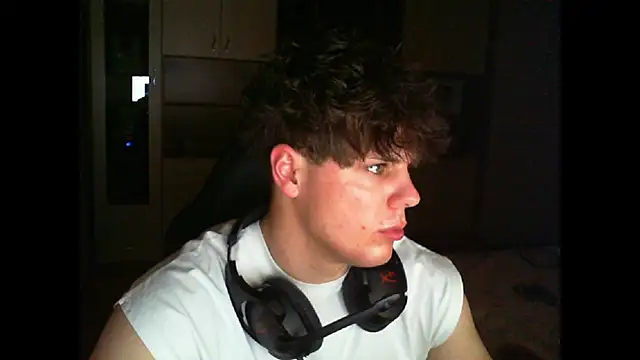 Snapshot of GymGuy0505 chatting on December 14, 9:52 pm GymGuy0505 online show from December 14, 9:52 pm