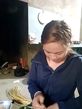 little-effy online show from March 2, 8:10 am