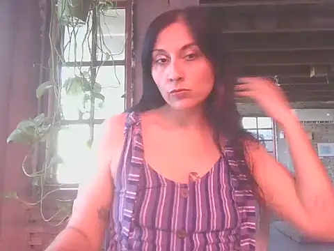Snapshot of DommeVioleta chatting on May 8, 12:27 am DommeVioleta online show from May 8, 12:27 am