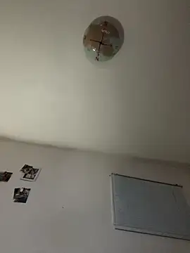 Snapshot of kingNQueen1211 chatting on December 19, 2:40 am kingNQueen1211 online show from December 19, 2:40 am