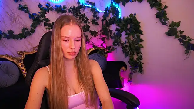 Snapshot of MollyyMayy chatting on December 15, 5:06 pm MollyyMayy online show from December 15, 5:06 pm