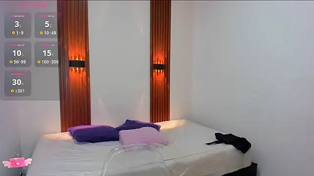 VivianOwen9 online show from March 9, 9:30 pm