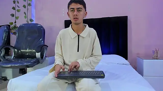 Snapshot of Logan_Wolf_ chatting on December 22, 7:22 pm Logan Wolf online show from December 22, 7:22 pm