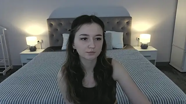 CyrenaLuxe online show from April 24, 6:05 am