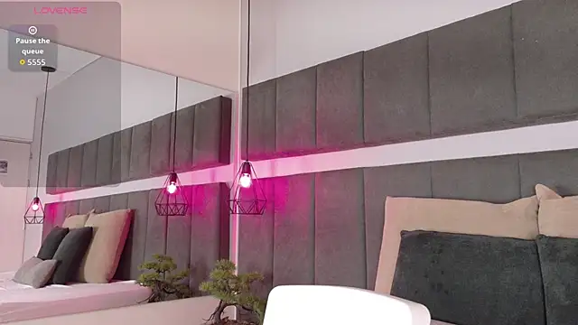 luna blannco online show from January 8, 1:02 pm