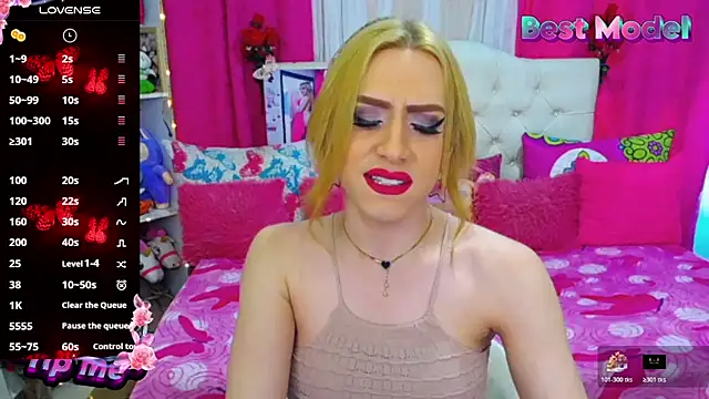 Snapshot of golden_girl01 chatting on June 9, 7:14 pm golden girl01 online show from June 9, 7:14 pm