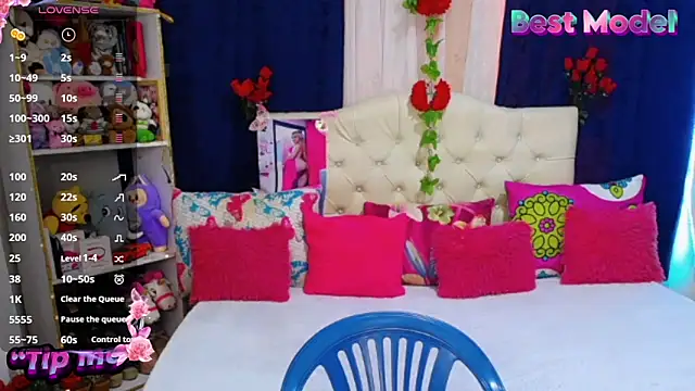 Snapshot of golden_girl01 chatting on June 17, 8:43 pm golden girl01 online show from June 17, 8:43 pm