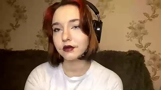 EmilyVeiro online show from March 8, 5:39 pm