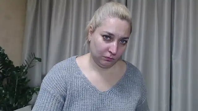 Snapshot of sweetpussy13 chatting on October 22, 6:02 am sweetpussy13 online show from October 22, 6:02 am