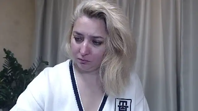 Snapshot of sweetpussy13 chatting on October 23, 6:34 am sweetpussy13 online show from October 23, 6:34 am