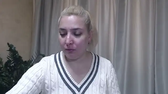 Snapshot of sweetpussy13 chatting on October 26, 6:52 am sweetpussy13 online show from October 26, 6:52 am