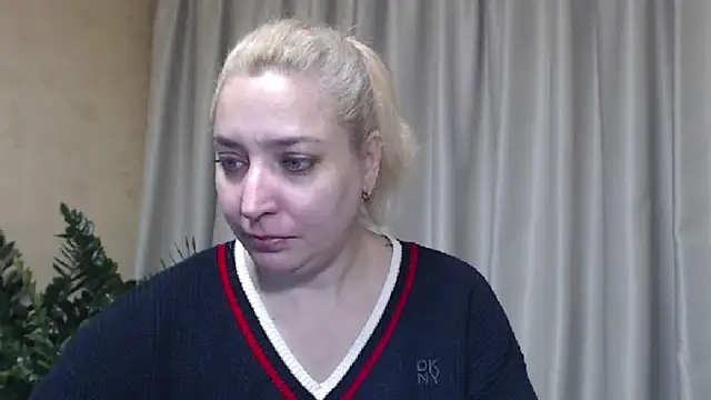 Snapshot of sweetpussy13 chatting on November 3, 7:09 am sweetpussy13 online show from November 3, 7:09 am