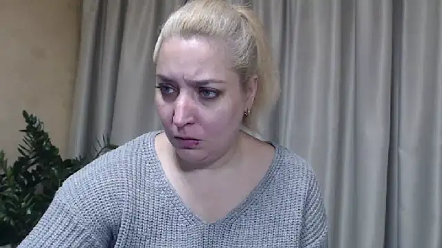 Snapshot of sweetpussy13 chatting on November 6, 7:20 am sweetpussy13 online show from November 6, 7:20 am