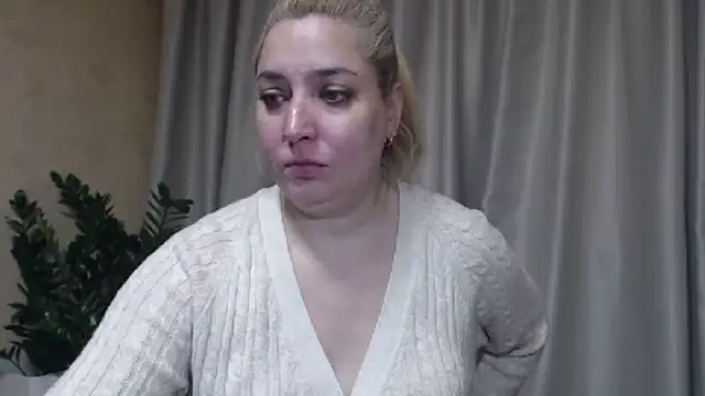 Snapshot of sweetpussy13 chatting on November 14, 8:13 am sweetpussy13 online show from November 14, 8:13 am