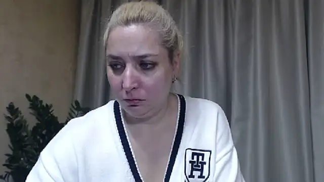 Snapshot of sweetpussy13 chatting on November 16, 7:25 am sweetpussy13 online show from November 16, 7:25 am