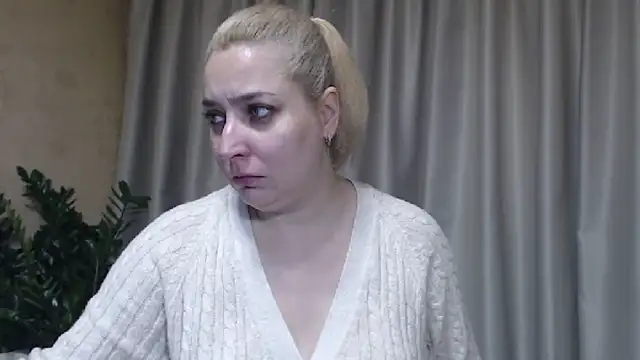 Snapshot of sweetpussy13 chatting on November 21, 8:46 am sweetpussy13 online show from November 21, 8:46 am