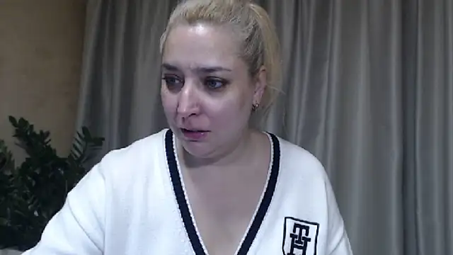 Snapshot of sweetpussy13 chatting on November 22, 8:46 am sweetpussy13 online show from November 22, 8:46 am