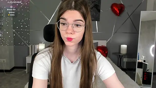 miss  evelyne online show from March 10, 7:24 am