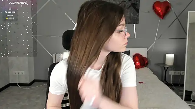 miss  evelyne online show from March 12, 7:47 am