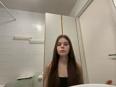 Snapshot of LeyaFlamy chatting on December 14, 4:34 pm LeyaFlamy online show from December 14, 4:34 pm